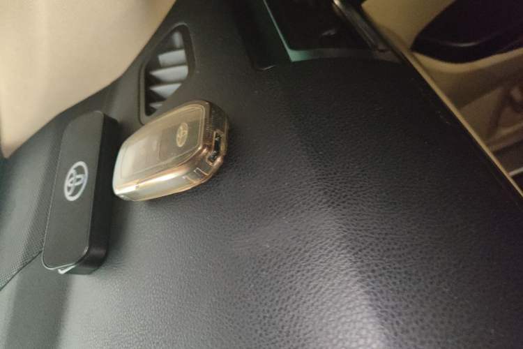 Used Toyota Highlander 2018 2.0T Four-Wheel Drive Elite Edition 7 Seats China V Standard Vehicle Key