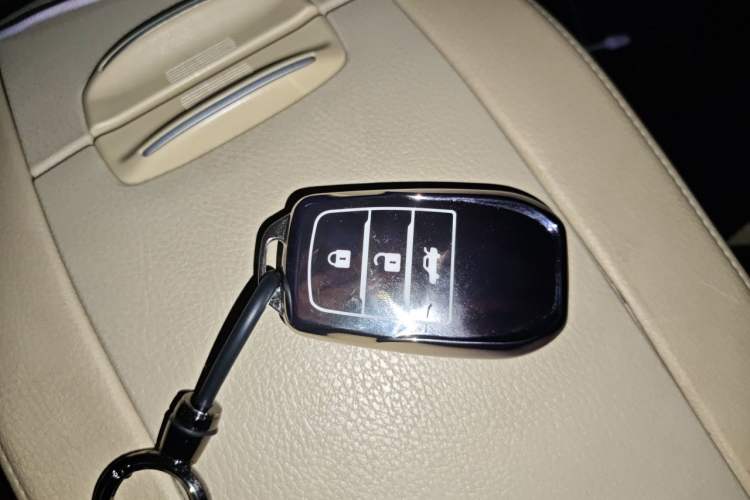 Used Toyota Highlander 2018 2.0T Four-Wheel Drive Elite Edition 7 Seats China V Standard Vehicle Key