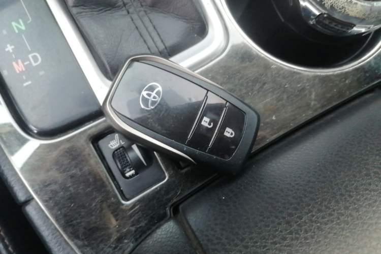 Used Toyota Highlander 2018 2.0T Four-Wheel Drive Luxury Version 7 Seats China VI Standard Vehicle Key