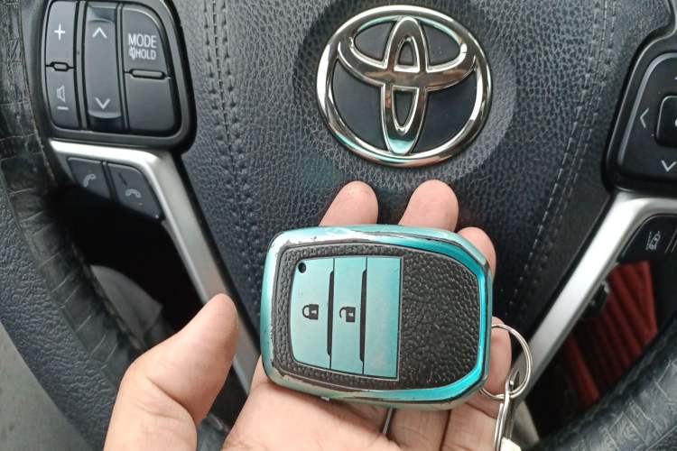 Used Toyota Highlander 2018 2.0T Four-Wheel Drive Luxury Edition 7 Seats China V Emission Standard Vehicle Key