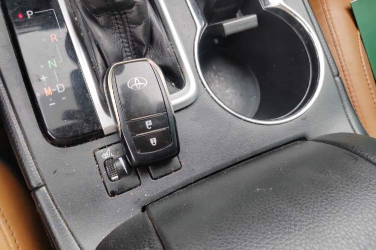 Used Toyota Highlander 2018 2.0T Four-Wheel Drive Knight Edition 7 Seats China VI Standard Vehicle Key