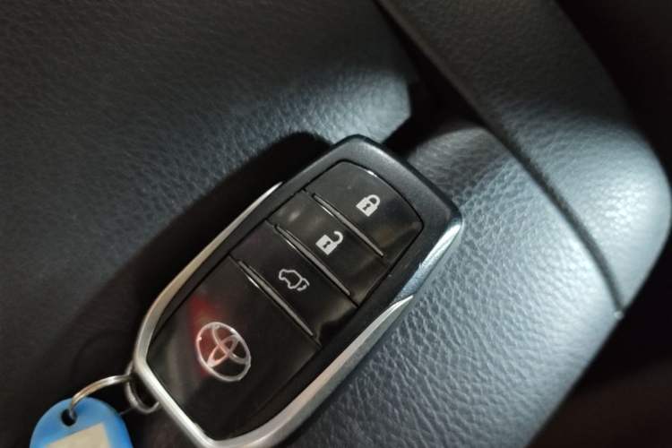 Used Toyota Highlander 2018 2.0T Four-Wheel Drive Prestige Version 7 Seats China VI Standard Vehicle Key