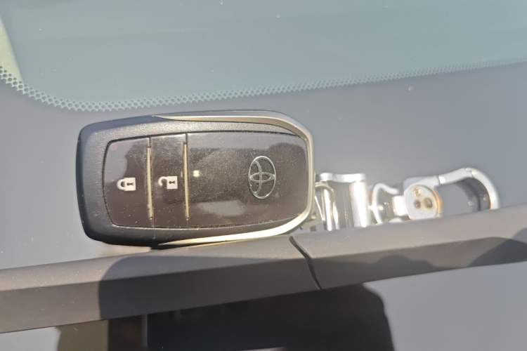 Used Toyota Highlander 2018 2.0T Four-Wheel Drive Luxury Edition 7 Seats China V Emission Standard Vehicle Key