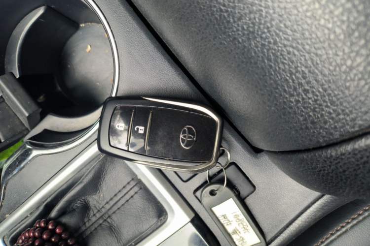 Used Toyota Highlander 2018 2.0T Four-Wheel Drive Luxury Version 7 Seats China VI Standard Vehicle Key
