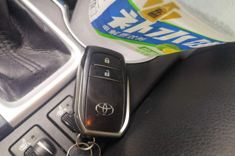 Used Toyota Highlander 2018 2.0T Four-Wheel Drive Knight Edition 7 Seats China VI Standard Vehicle Key