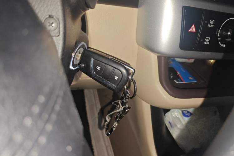 Used Toyota Highlander 2018 2.0T Two-Wheel Drive Elite Version 5 Seats China VI Standard Vehicle Key