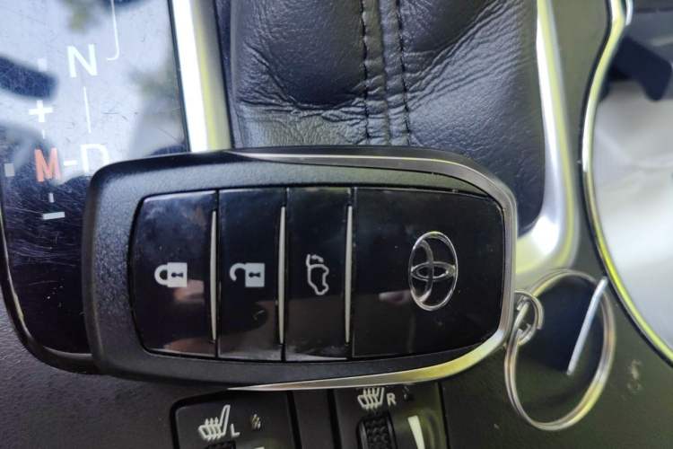 Used Toyota Highlander 2018 2.0T Four-Wheel Drive Prestige Version 7 Seats China VI Standard Vehicle Key