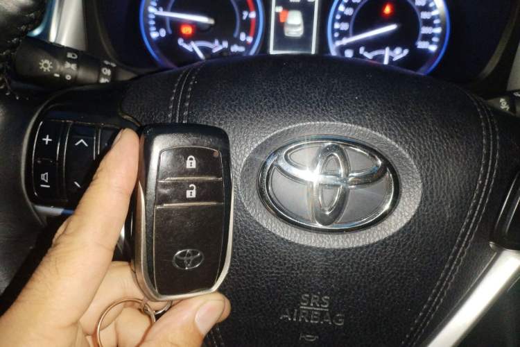 Used Toyota Highlander 2018 2.0T Four-Wheel Drive Luxury Version 7 Seats China VI Standard Vehicle Key