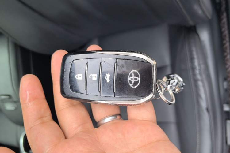 Used Toyota Highlander 2018 2.0T Four-Wheel Drive Ultimate Edition 7-Seater Emission Standard China V Vehicle Key