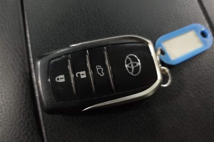 Used Toyota Highlander 2018 2.0T Four-Wheel Drive Prestige Version 7 Seats China VI Standard Vehicle Key
