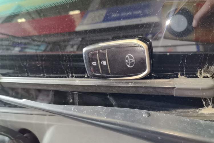 Used Toyota Highlander 2018 2.0T Four-Wheel Drive Luxury Edition 7 Seats China V Emission Standard Vehicle Key