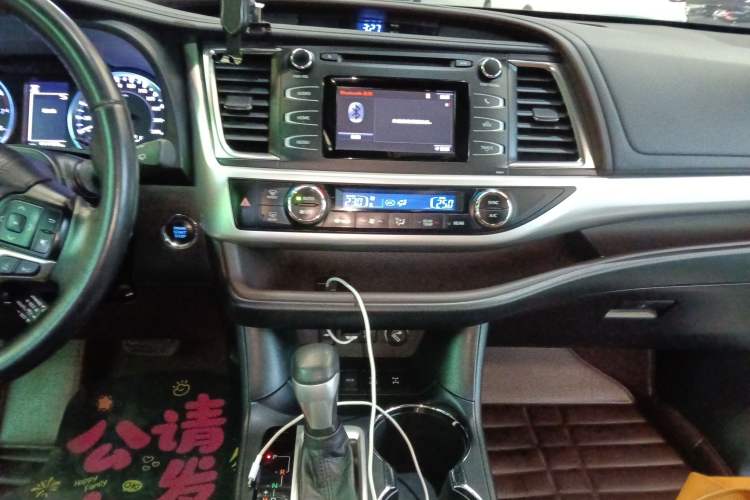 Used Toyota Highlander 2018 2.0T Four-Wheel Drive Luxury Edition 7 Seats China V Emission Standard Audio And AC Panel