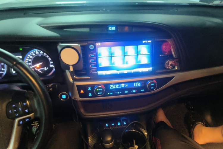 Used Toyota Highlander 2018 2.0T Four-Wheel Drive Luxury Version 7 Seats China VI Standard Audio And AC Panel