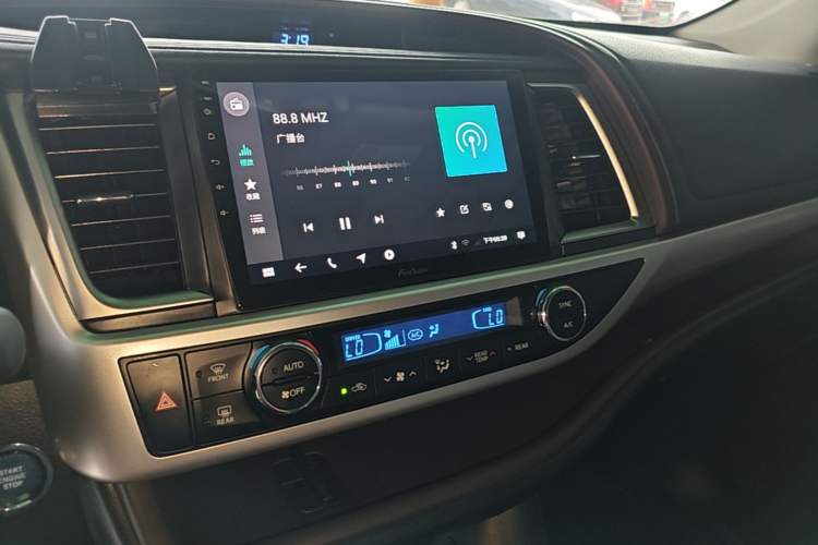 Used Toyota Highlander 2018 2.0T Two-Wheel-Drive Luxury Edition 7 Seats Emission Standard China V Audio And AC Panel