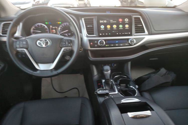 Used Toyota Highlander 2018 2.0T Two-Wheel Drive Luxury Edition 7 Seats China VI Standard Center Console