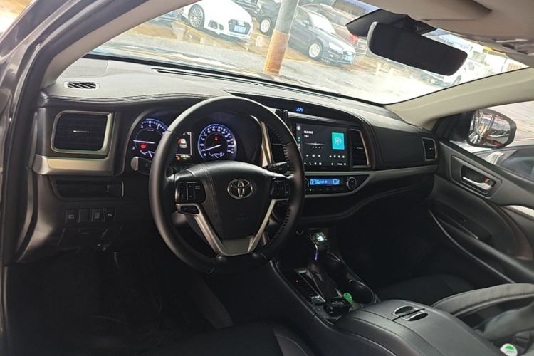 Used Toyota Highlander 2018 2.0T Two-Wheel-Drive Luxury Edition 7 Seats Emission Standard China V Center Console