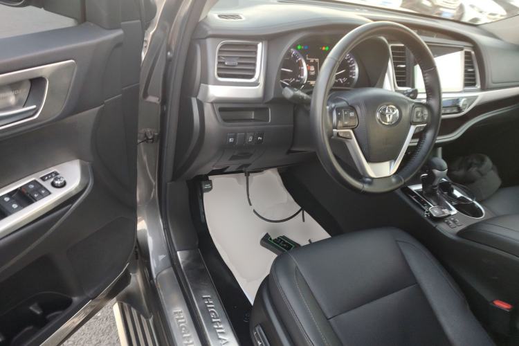 Used Toyota Highlander 2018 2.0T Two-Wheel Drive Luxury Edition 7 Seats China VI Standard Driver Seat
