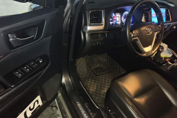 Used Toyota Highlander 2018 2.0T Four-Wheel Drive Luxury Edition 7 Seats China V Emission Standard Driver Seat