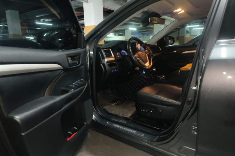 Used Toyota Highlander 2018 2.0T Four-Wheel Drive Luxury Version 7 Seats China VI Standard Driver Seat
