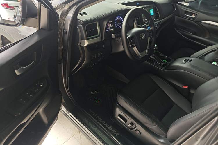 Used Toyota Highlander 2018 2.0T Two-Wheel-Drive Luxury Edition 7 Seats Emission Standard China V Driver Seat