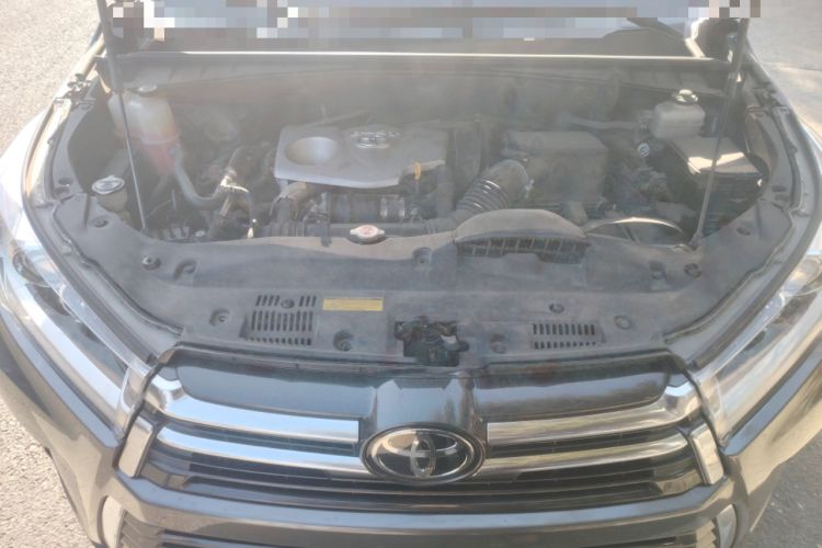 Used Toyota Highlander 2018 2.0T Four-Wheel Drive Prestige Version 7 Seats China V Emission Standard Engine Bay