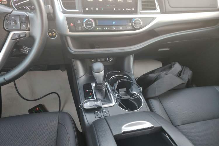 Used Toyota Highlander 2018 2.0T Two-Wheel Drive Luxury Edition 7 Seats China VI Standard Gear Lever