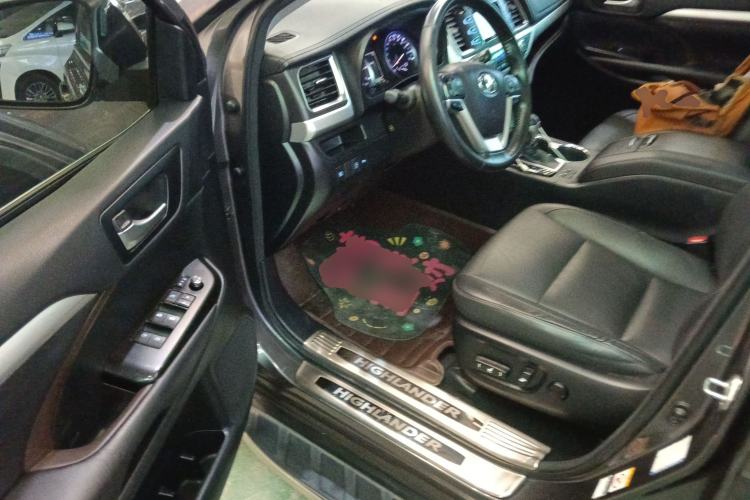 Used Toyota Highlander 2018 2.0T Four-Wheel Drive Luxury Edition 7 Seats China V Emission Standard Interior 3