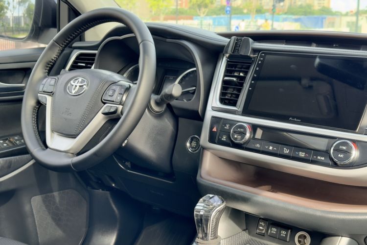 Used Toyota Highlander 2018 2.0T Two-Wheel-Drive Luxury Edition 7 Seats Emission Standard China V Interior 4
