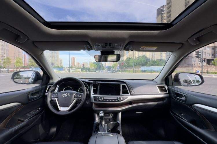 Used Toyota Highlander 2018 2.0T Two-Wheel-Drive Luxury Edition 7 Seats Emission Standard China V Interior 5