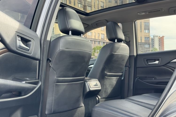 Used Toyota Highlander 2018 2.0T Two-Wheel-Drive Luxury Edition 7 Seats Emission Standard China V Interior 7