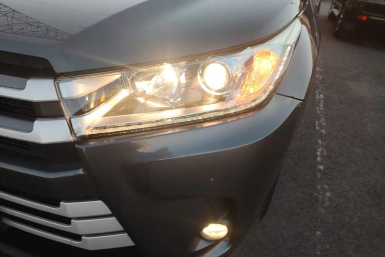 Used Toyota Highlander 2018 2.0T Two-Wheel Drive Luxury Edition 7 Seats China VI Standard Left Front Headlight