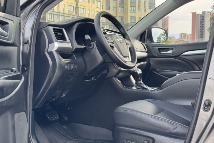 Used Toyota Highlander 2018 2.0T Two-Wheel-Drive Luxury Edition 7 Seats Emission Standard China V Left Front Seat