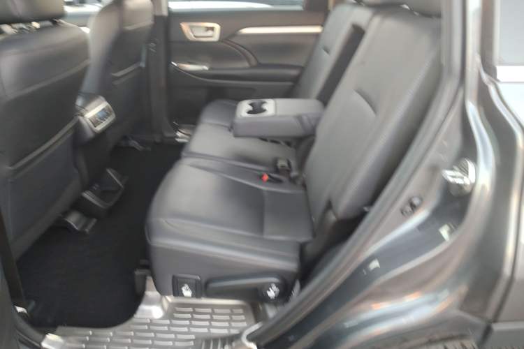 Used Toyota Highlander 2018 2.0T Two-Wheel Drive Luxury Edition 7 Seats China VI Standard Left Rear Seat