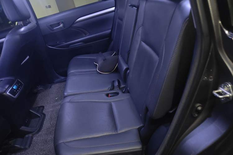 Used Toyota Highlander 2018 2.0T Four-Wheel Drive Luxury Edition 7 Seats China V Emission Standard Left Rear Seat