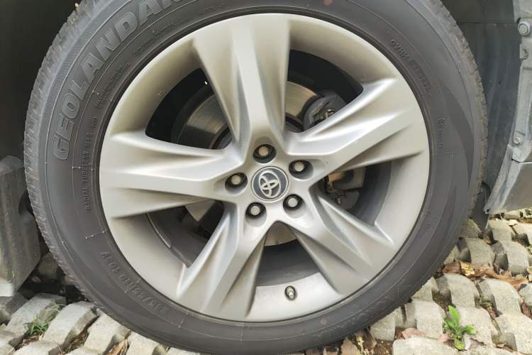 Used Toyota Highlander 2018 2.0T Four-Wheel Drive Prestige Version 7 Seats China VI Standard Right Front Wheel Hub