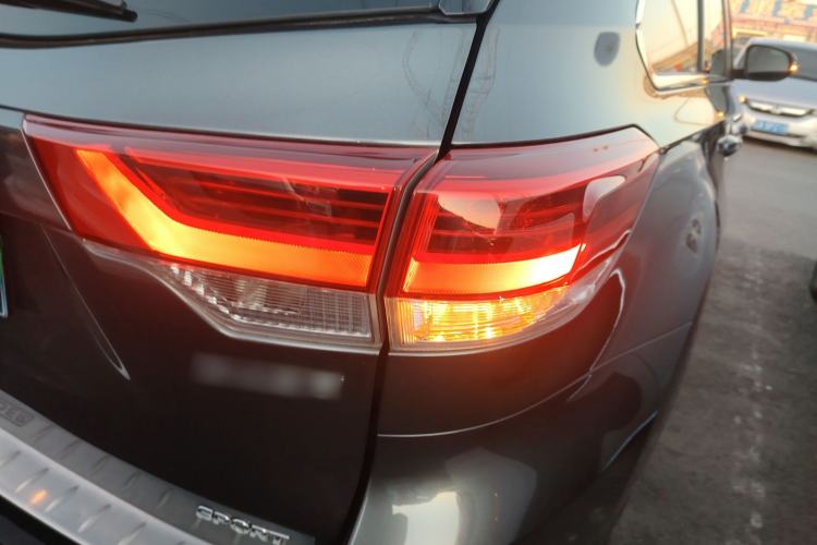 Used Toyota Highlander 2018 2.0T Two-Wheel Drive Luxury Edition 7 Seats China VI Standard Right Rear Taillight