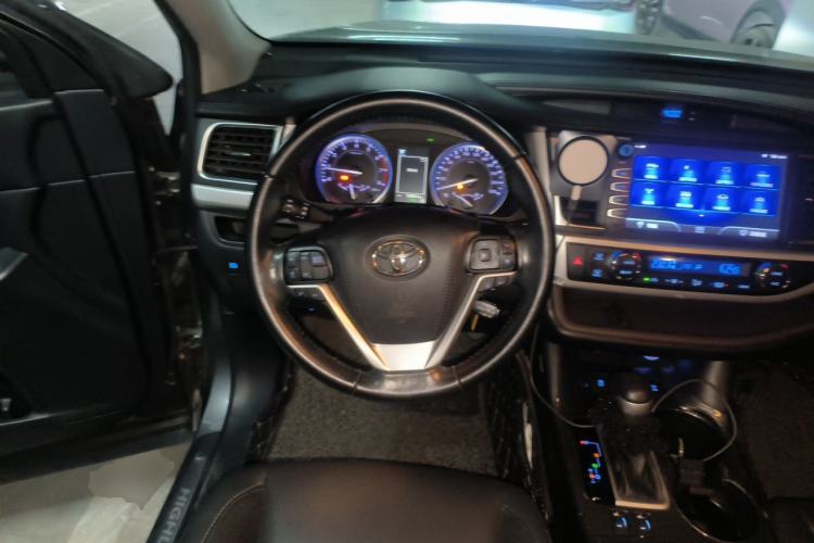 Used Toyota Highlander 2018 2.0T Four-Wheel Drive Luxury Version 7 Seats China VI Standard Steering Wheel