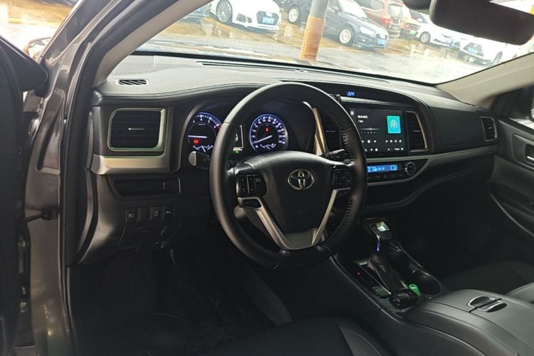 Used Toyota Highlander 2018 2.0T Two-Wheel-Drive Luxury Edition 7 Seats Emission Standard China V Steering Wheel