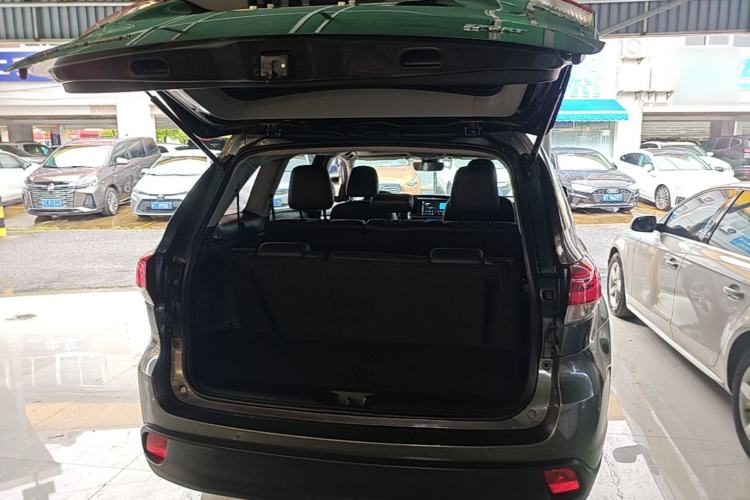 Used Toyota Highlander 2018 2.0T Two-Wheel-Drive Luxury Edition 7 Seats Emission Standard China V Trunk