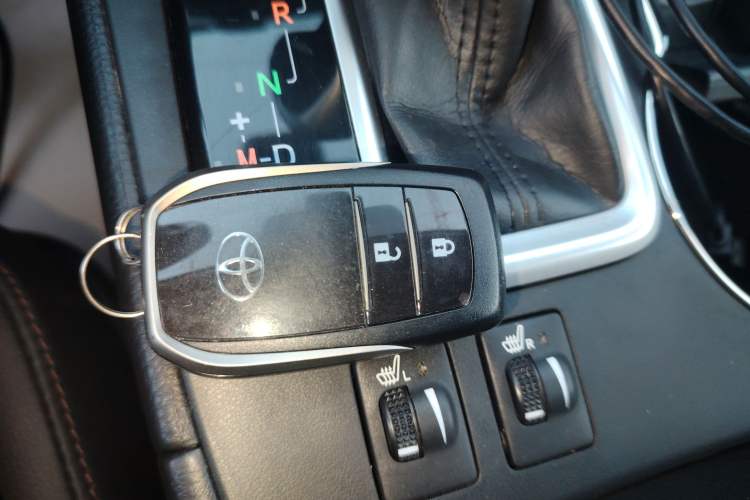 Used Toyota Highlander 2018 2.0T Two-Wheel Drive Luxury Edition 7 Seats China VI Standard Vehicle Key