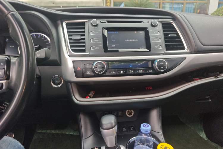 Used Toyota Highlander 2018 2.0T Four-Wheel Drive Luxury Edition 7 Seats China V Emission Standard Audio And AC Panel
