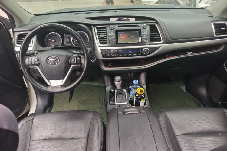 Used Toyota Highlander 2018 2.0T Four-Wheel Drive Luxury Edition 7 Seats China V Emission Standard Center Console
