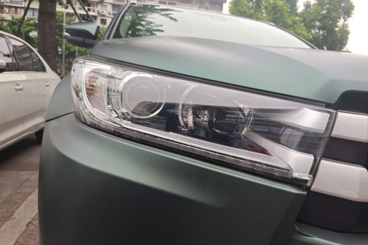 Used Toyota Highlander 2018 2.0T Four-Wheel Drive Luxury Edition 7 Seats China V Emission Standard Right Front Headlight