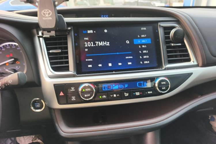 Used Toyota Highlander 2018 2.0T Two-Wheel Drive Prestige Version 7 Seats China V Emission Standard Audio And AC Panel