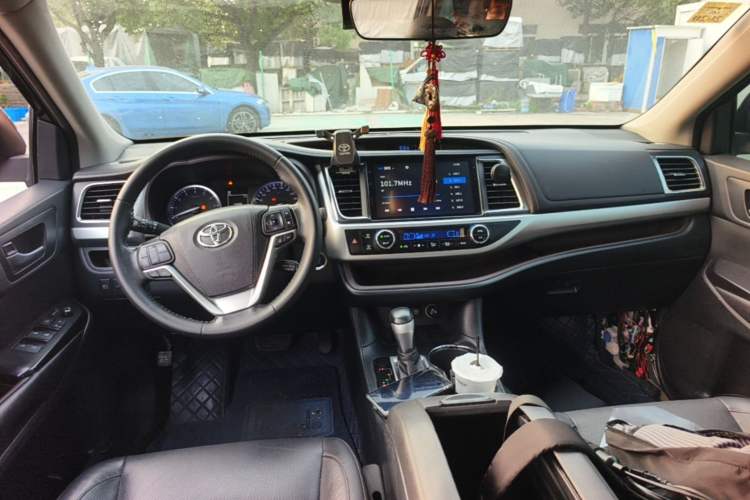 Used Toyota Highlander 2018 2.0T Two-Wheel Drive Prestige Version 7 Seats China V Emission Standard Center Console