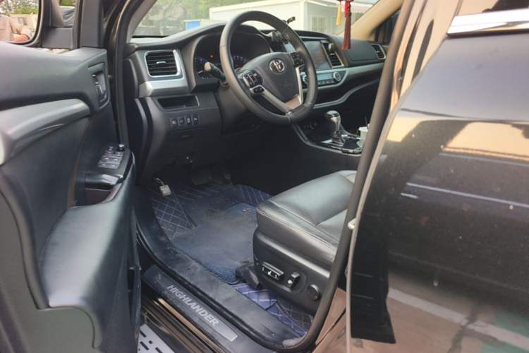 Used Toyota Highlander 2018 2.0T Two-Wheel Drive Prestige Version 7 Seats China V Emission Standard Driver Seat
