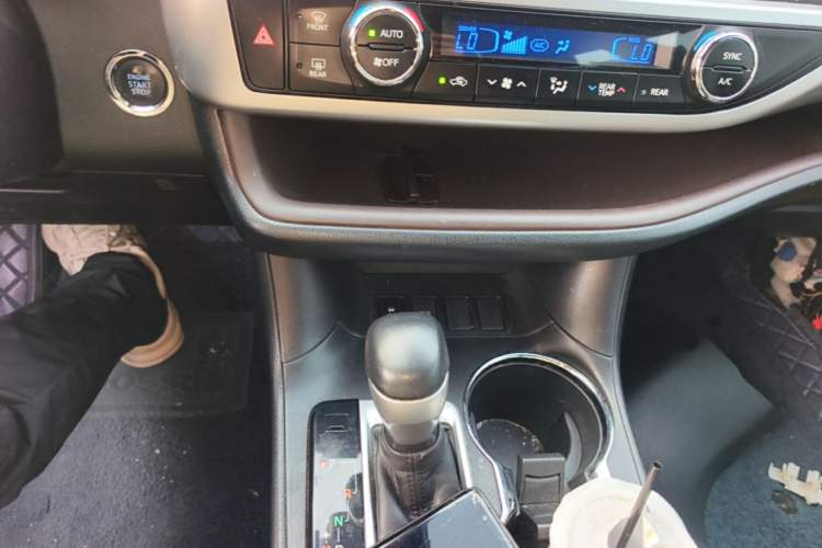 Used Toyota Highlander 2018 2.0T Two-Wheel Drive Prestige Version 7 Seats China V Emission Standard Gear Lever