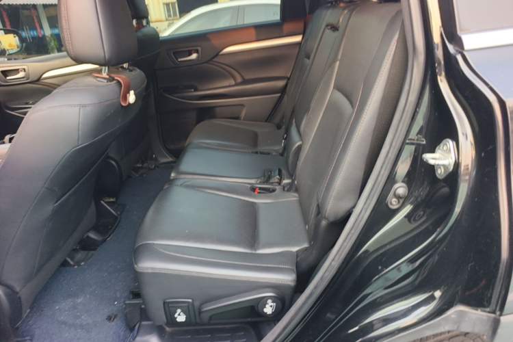 Used Toyota Highlander 2018 2.0T Two-Wheel Drive Prestige Version 7 Seats China V Emission Standard Left Rear Seat