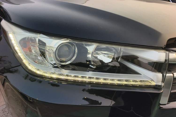 Used Toyota Highlander 2018 2.0T Two-Wheel Drive Prestige Version 7 Seats China V Emission Standard Right Front Headlight