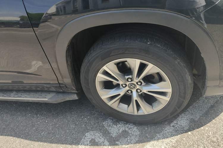 Used Toyota Highlander 2018 2.0T Two-Wheel Drive Elite Edition 5 Seats Emission Standard China V Right Front Wheel Hub